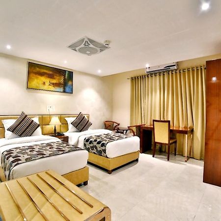 Hotel Kings Heritage Surat Esterno foto