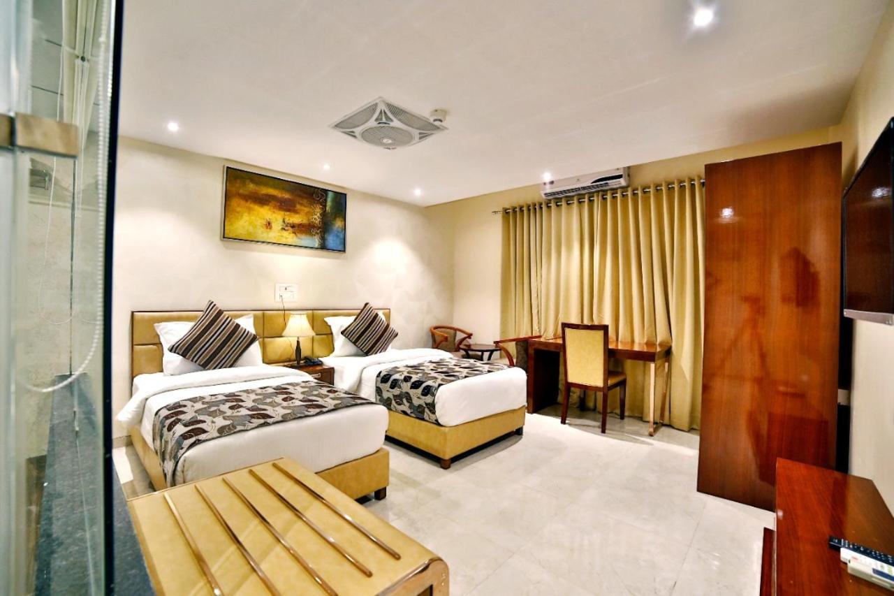 Hotel Kings Heritage Surat Esterno foto