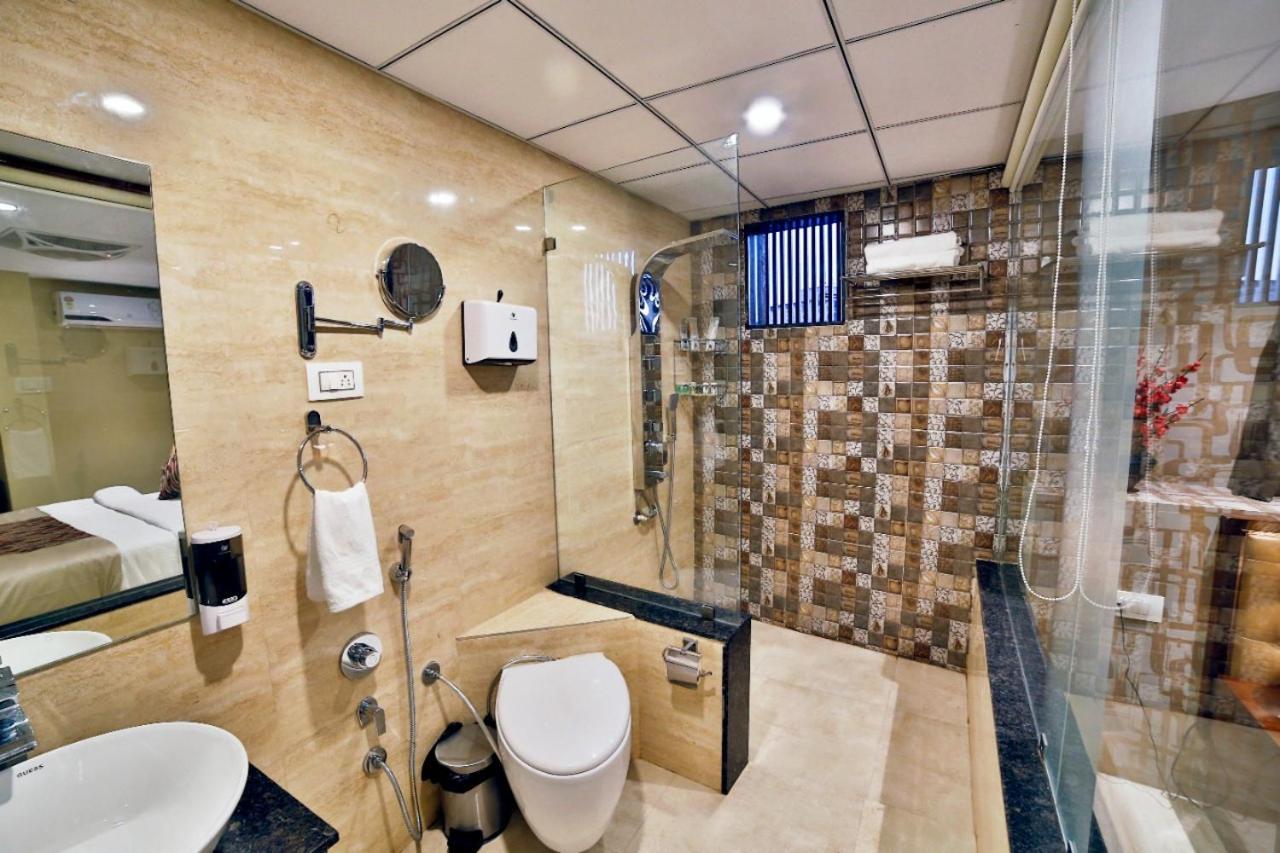 Hotel Kings Heritage Surat Esterno foto