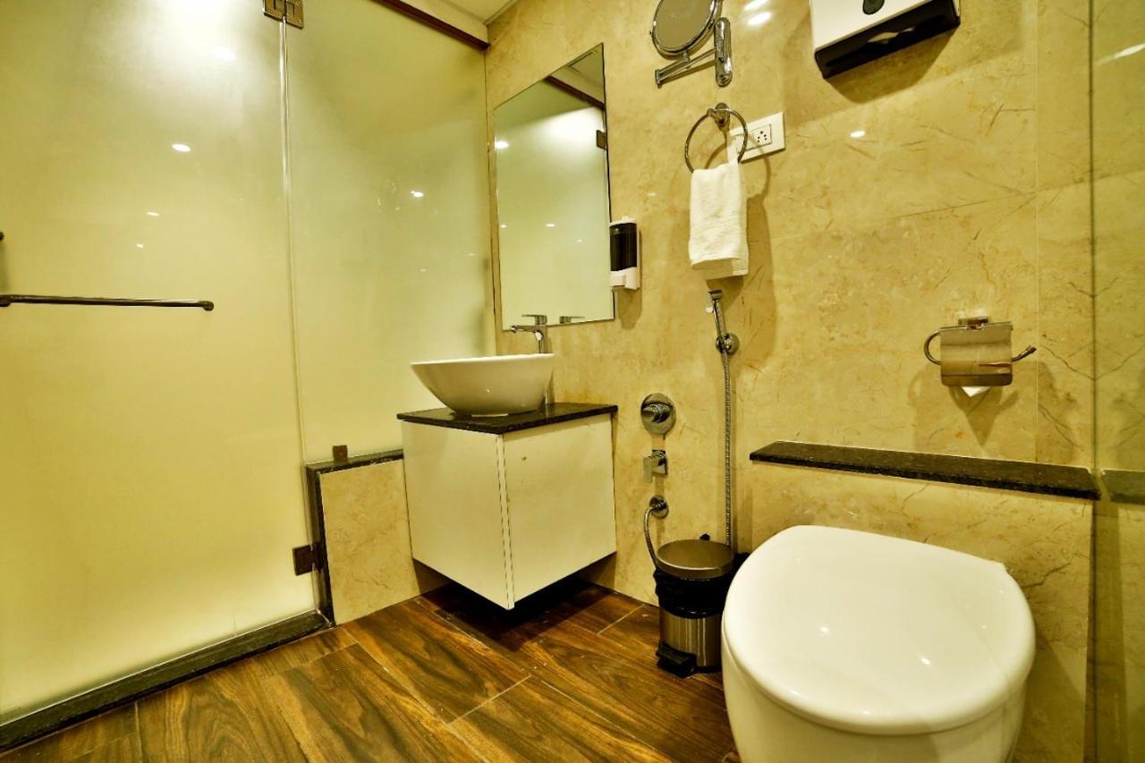 Hotel Kings Heritage Surat Esterno foto