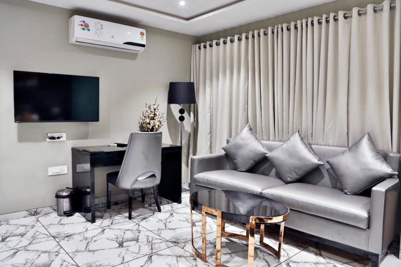 Hotel Kings Heritage Surat Esterno foto
