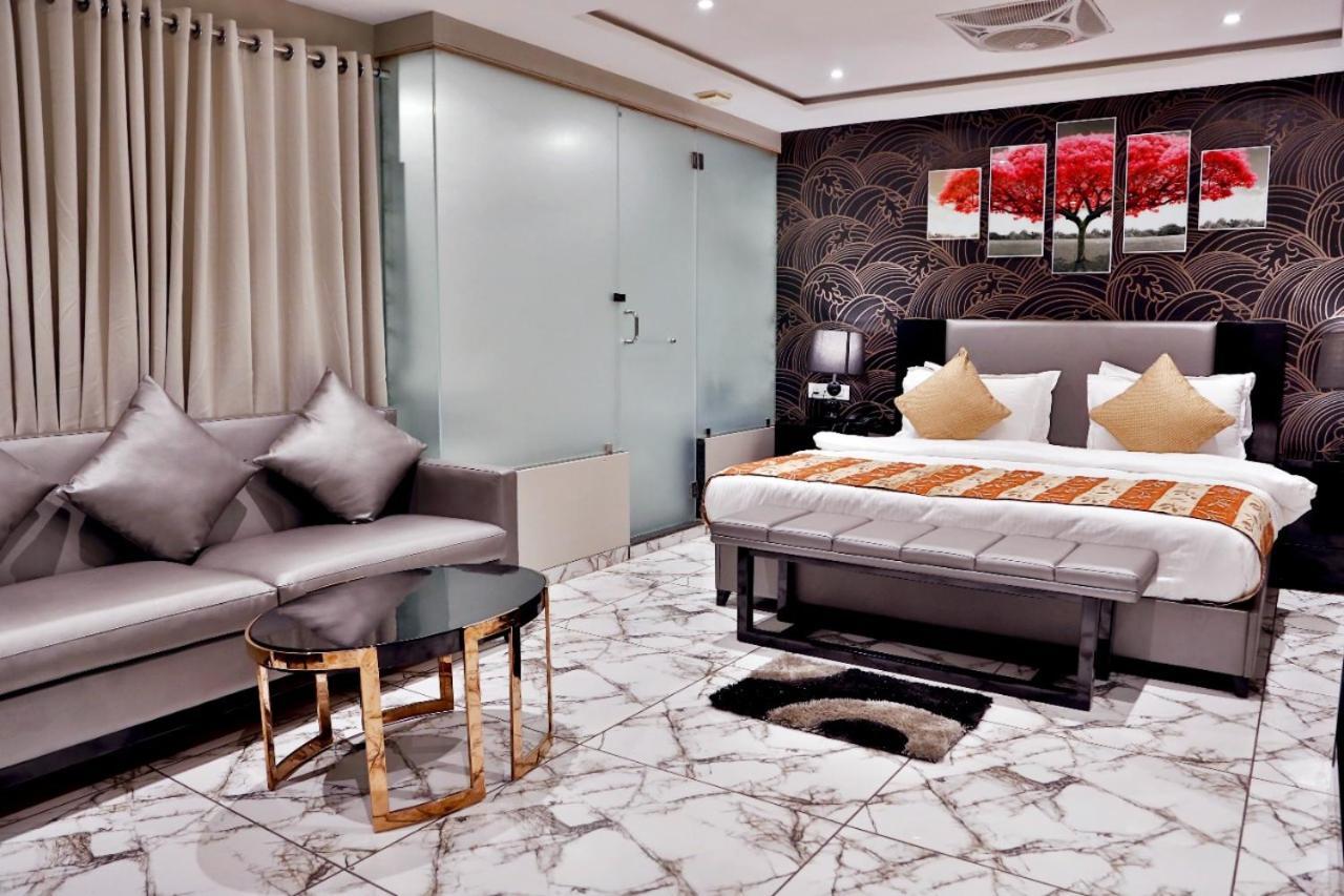 Hotel Kings Heritage Surat Esterno foto