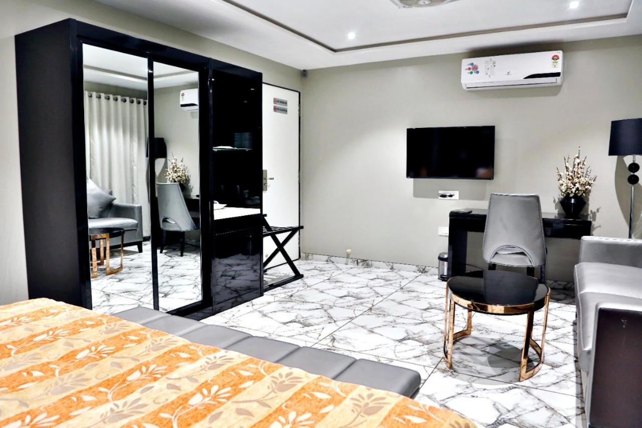 Hotel Kings Heritage Surat Esterno foto