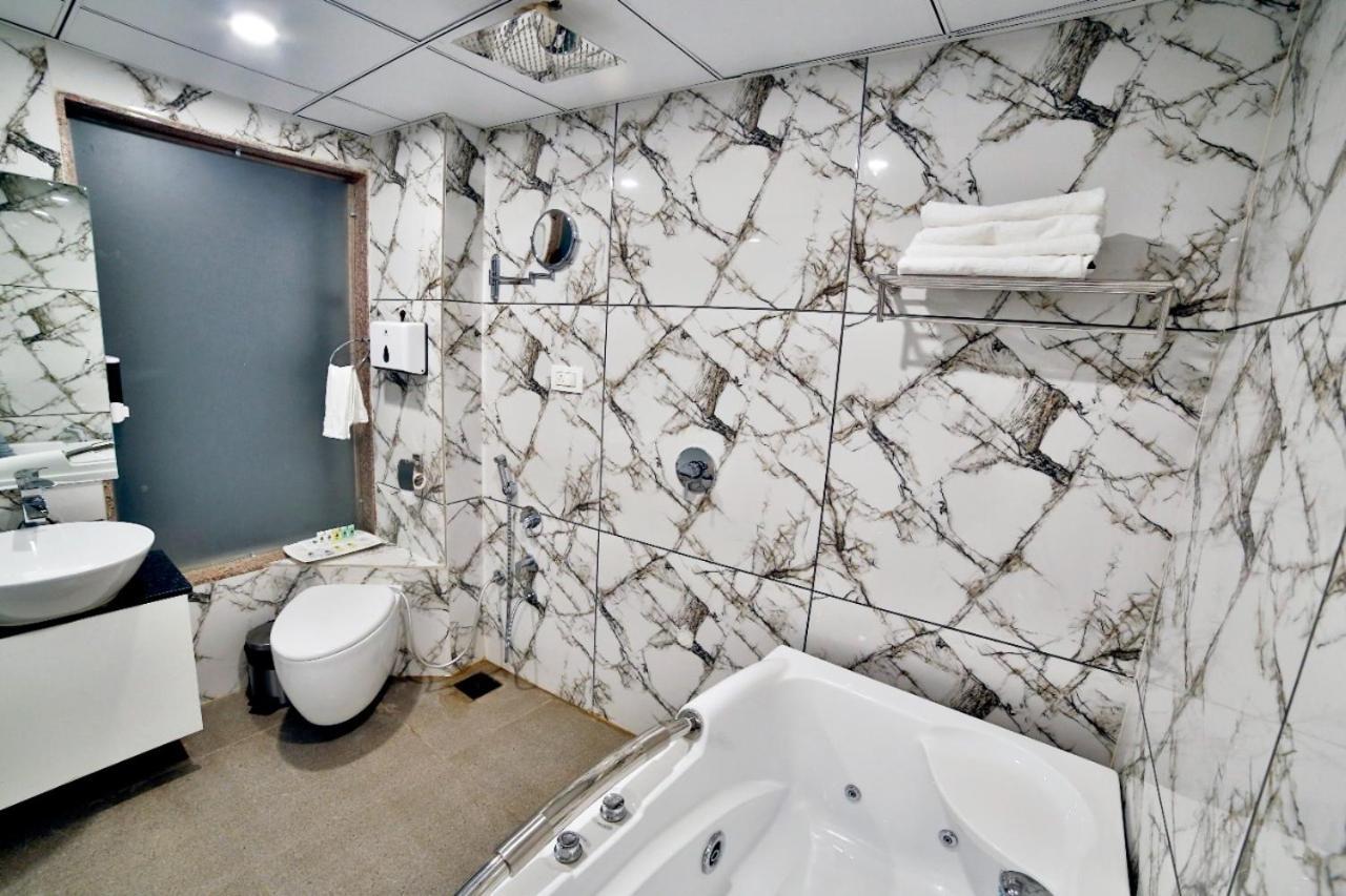 Hotel Kings Heritage Surat Esterno foto