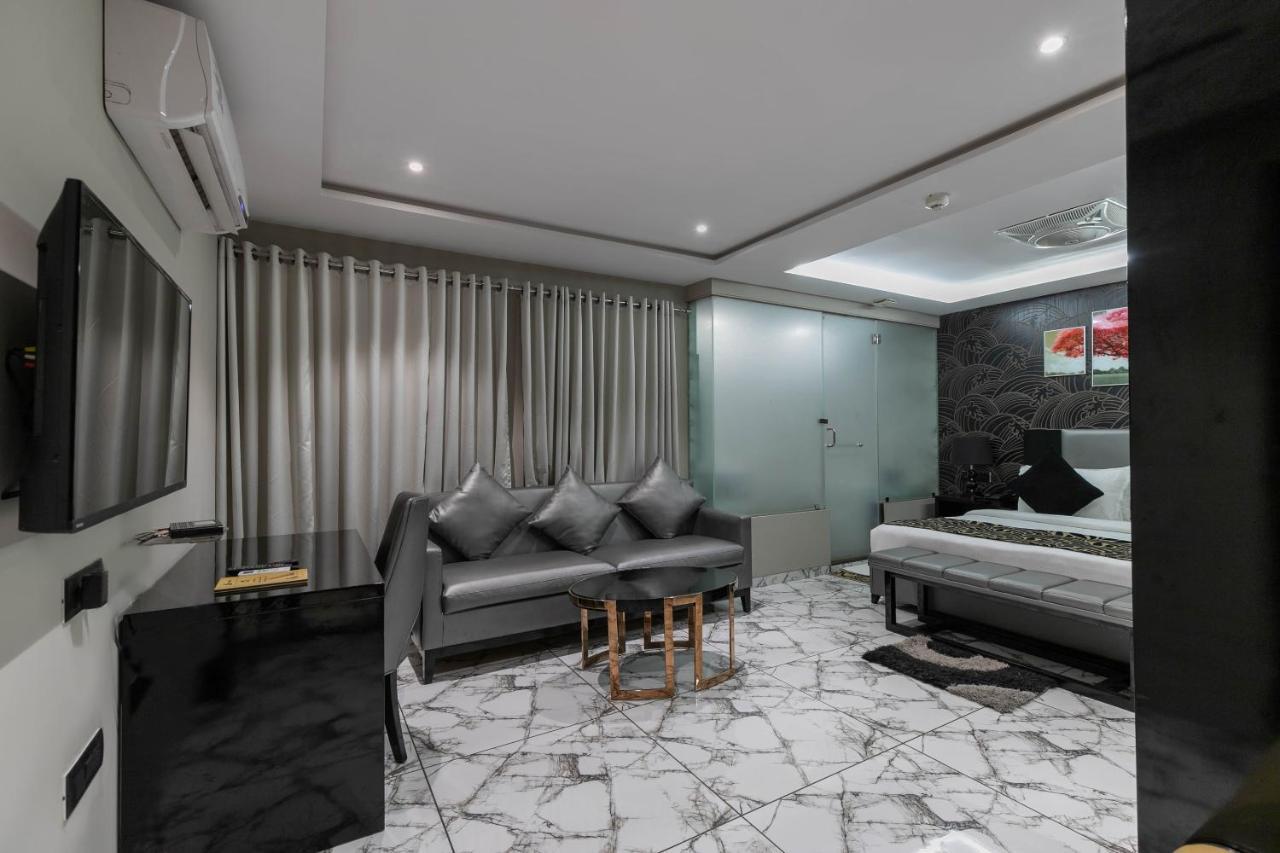 Hotel Kings Heritage Surat Esterno foto