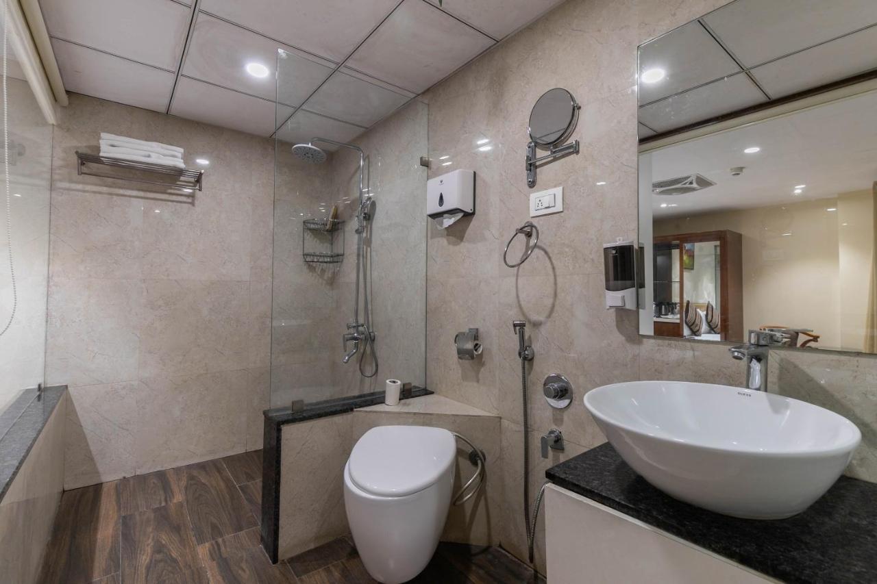 Hotel Kings Heritage Surat Esterno foto