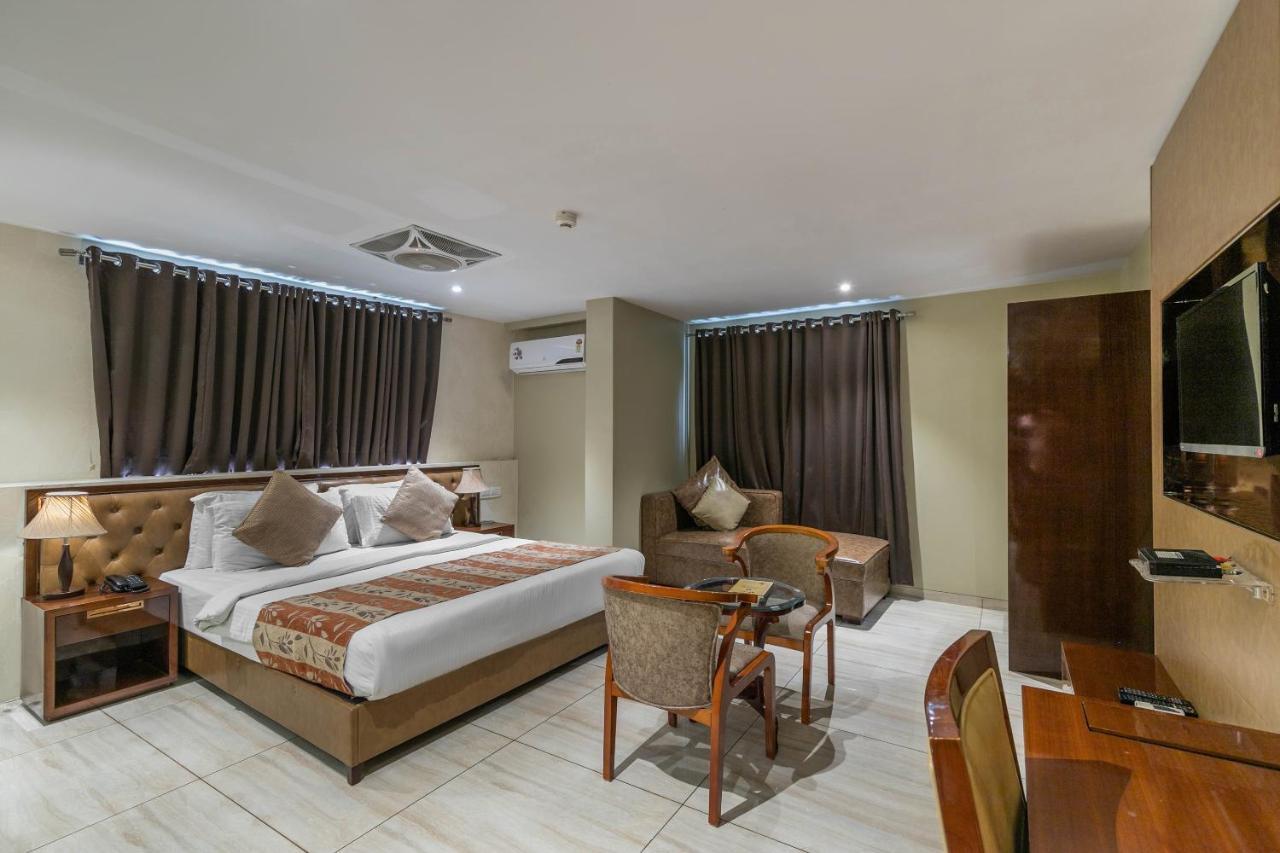 Hotel Kings Heritage Surat Esterno foto